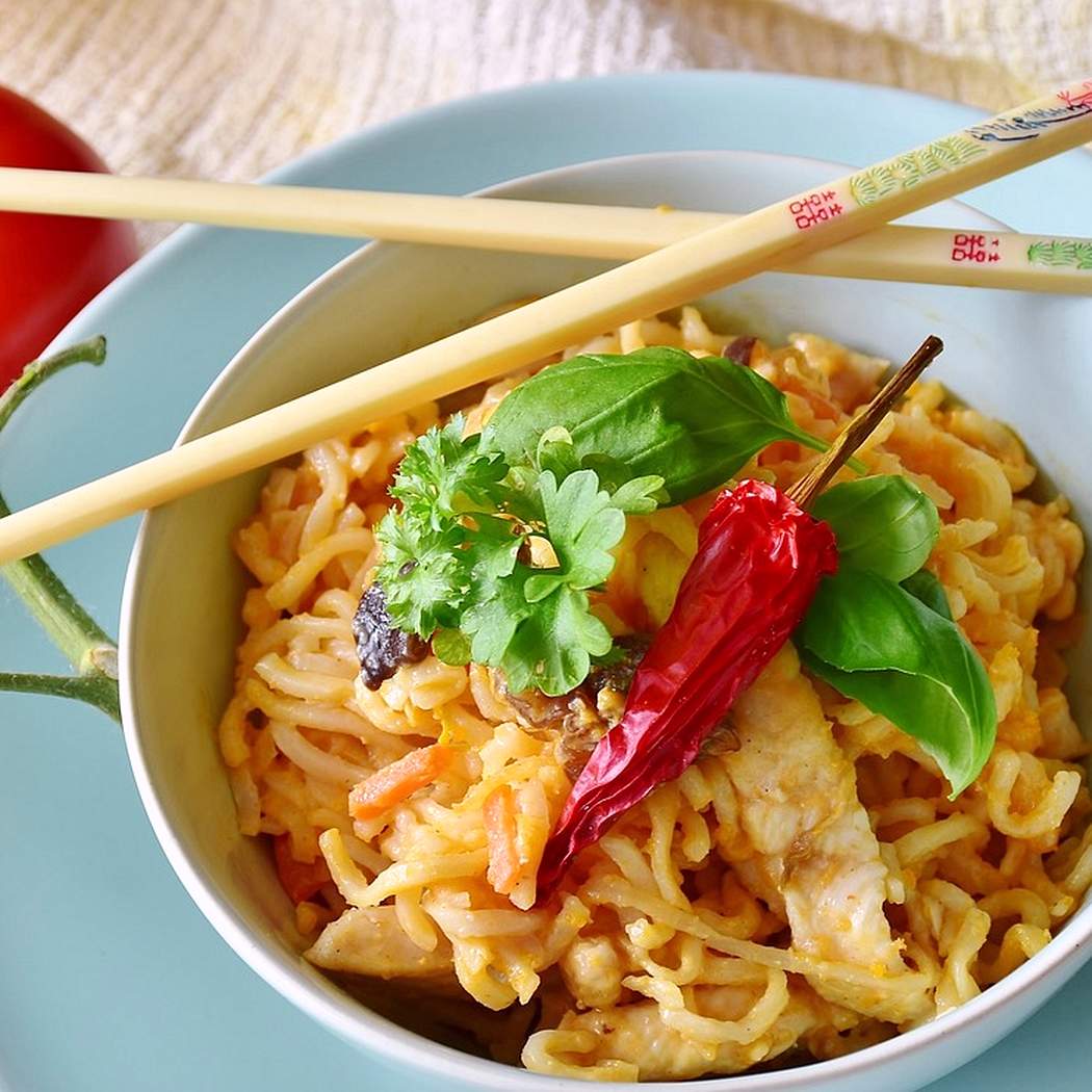 Tagliatelle Hokkien vegetariane piccanti saltate in padella