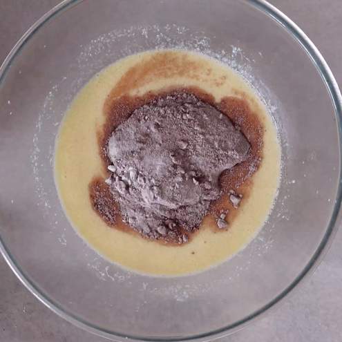 Torta al cioccolato morbida e umida con cacao in polvere - procedimento 1