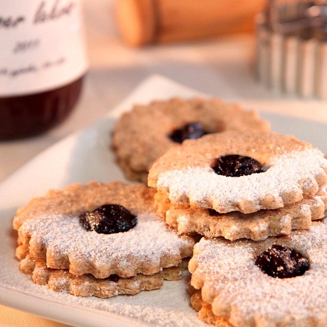 Biscotti fatti in casa ripieni di marmellata