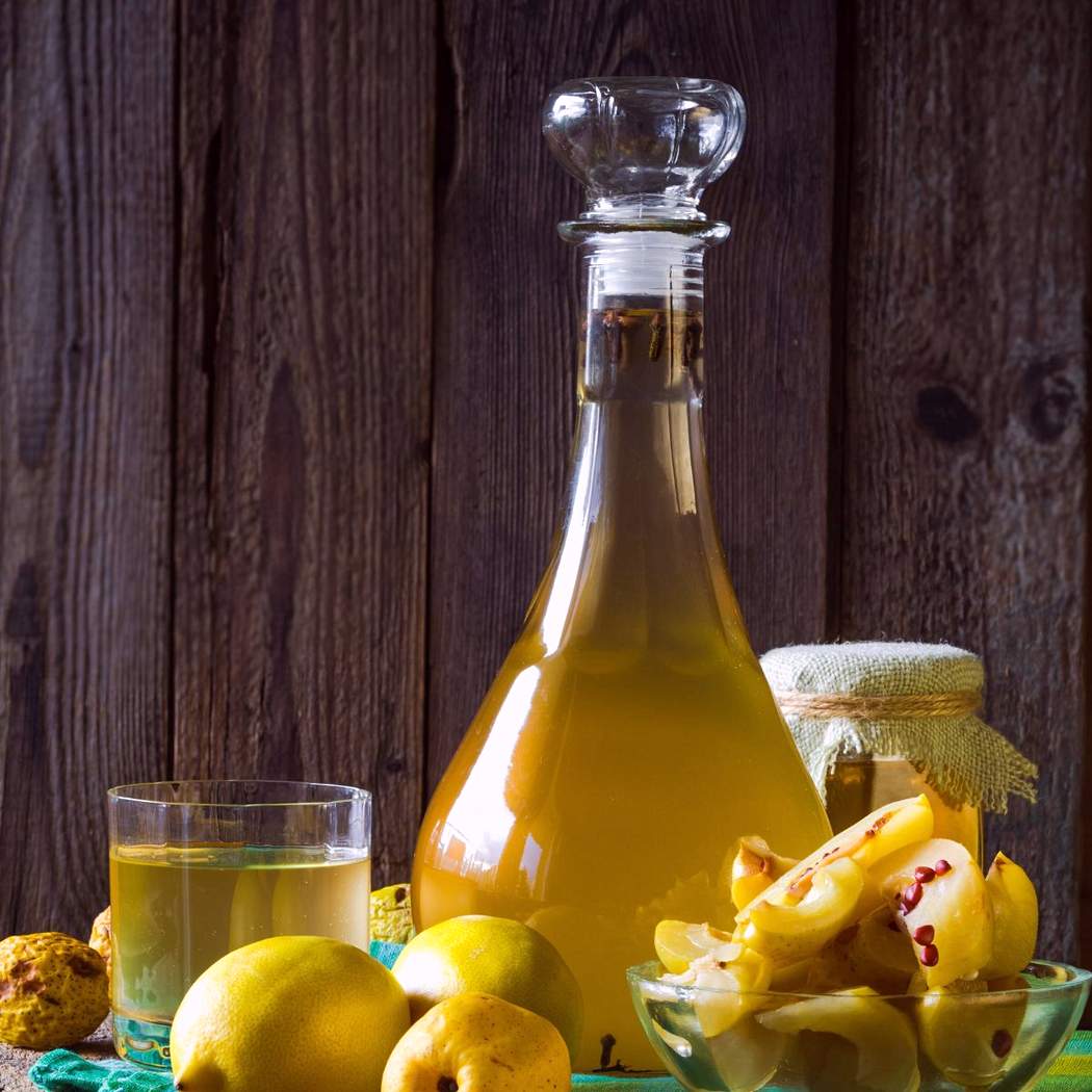 Tintura di mele cotogne su moonshine