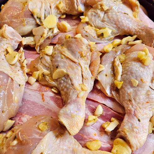 Zapekané kuracie stehná so zemiakmi a bryndzou - krok prípravy 1