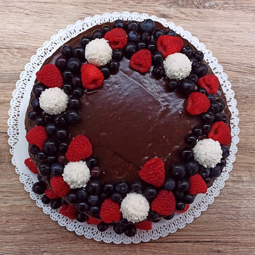 Perníková torta s kokosovou plnkou a čoko polevou