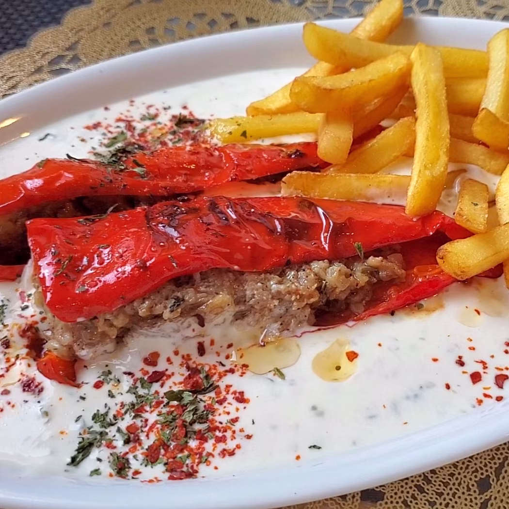 Pečená paprika s výbornou mäsovou plnkou a jogurtovým dressingom