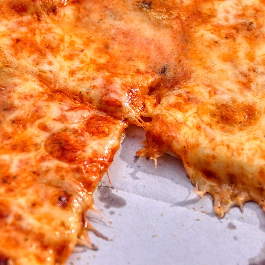 Pizza con gorgonzola e cipolle caramellate