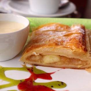Birnenstrudel wie bei Oma mit Vanillesauce - Rezeptvorschau