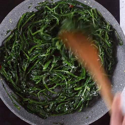 Cicoria in padella alla romana - procedimento 1