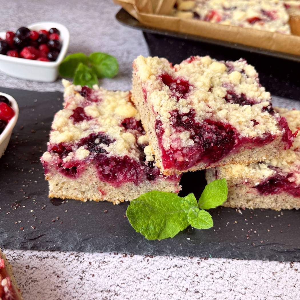 Torta di semi di papavero con frutti di bosco