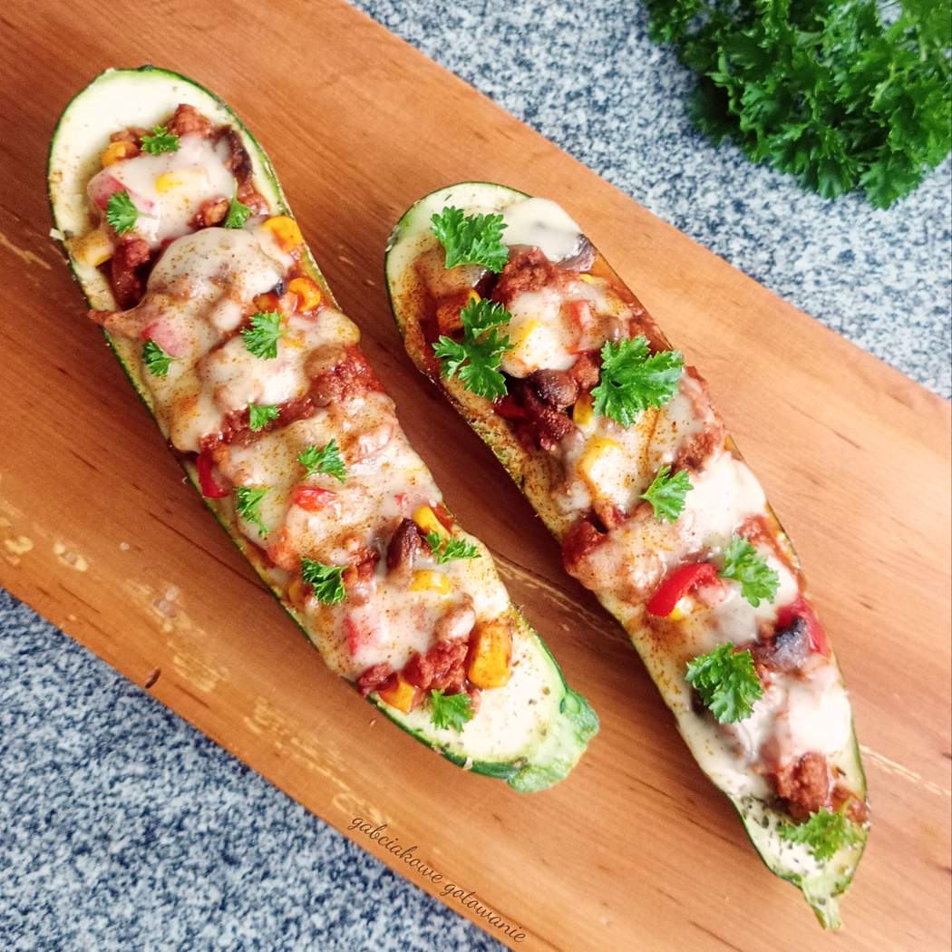 Cukinia faszerowana mięsem mielonym i pieczarkami