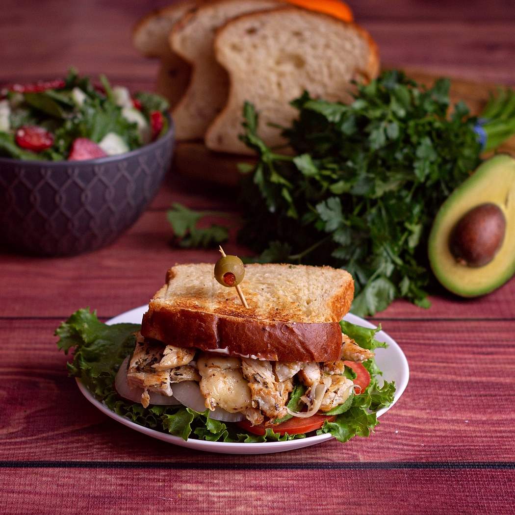 Panini sani e semplici con insalata di pollo Waldorf