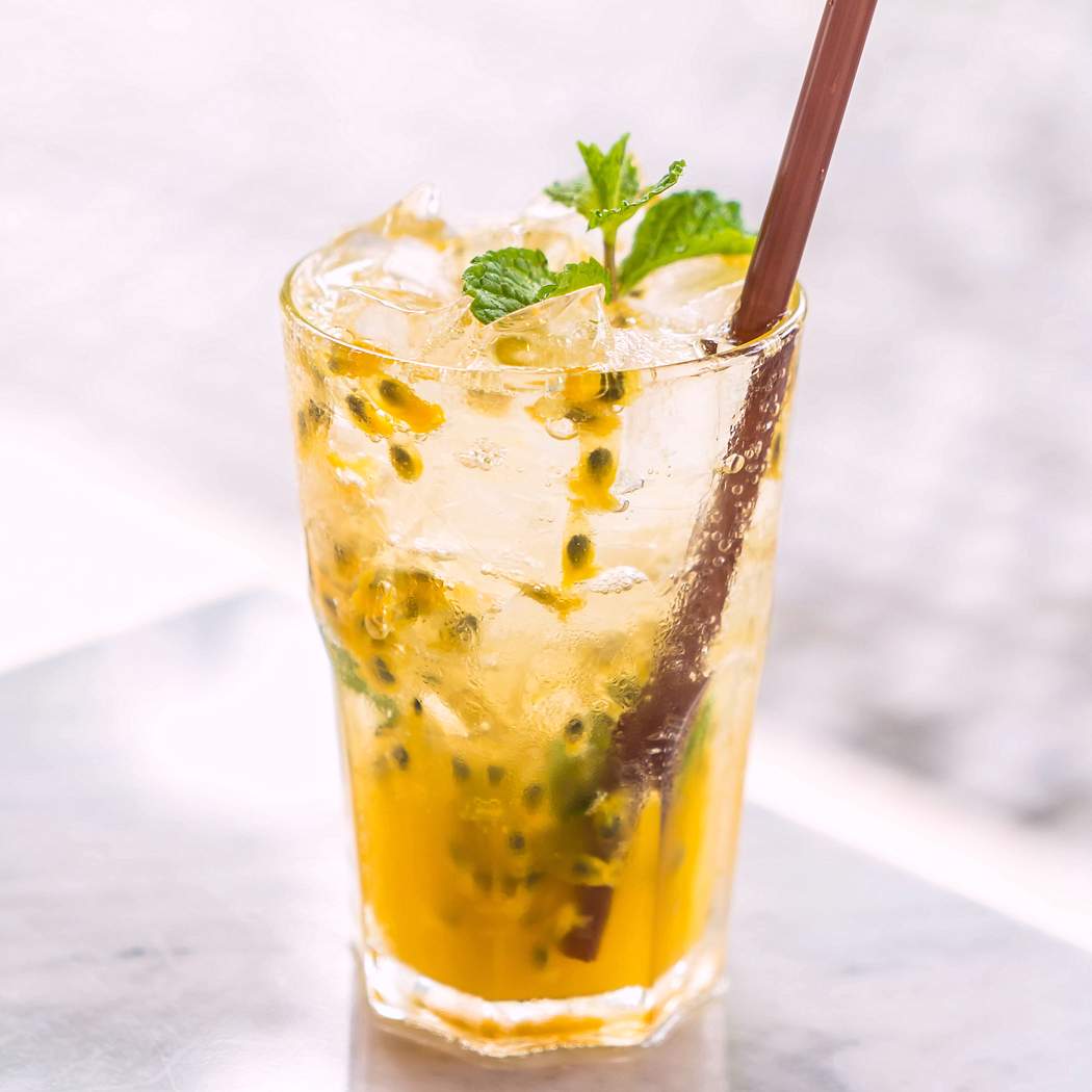 Cocktail rinfrescante di mojito al frutto della passione