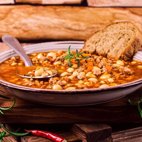 Anteprima ricetta Zuppa di fagioli con verdure e carne affumicata