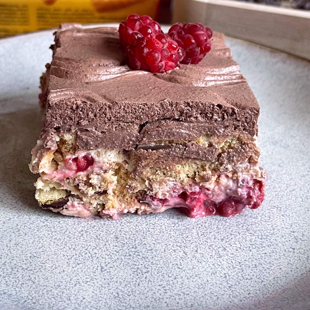 Torta ai lamponi e biscotti senza cottura