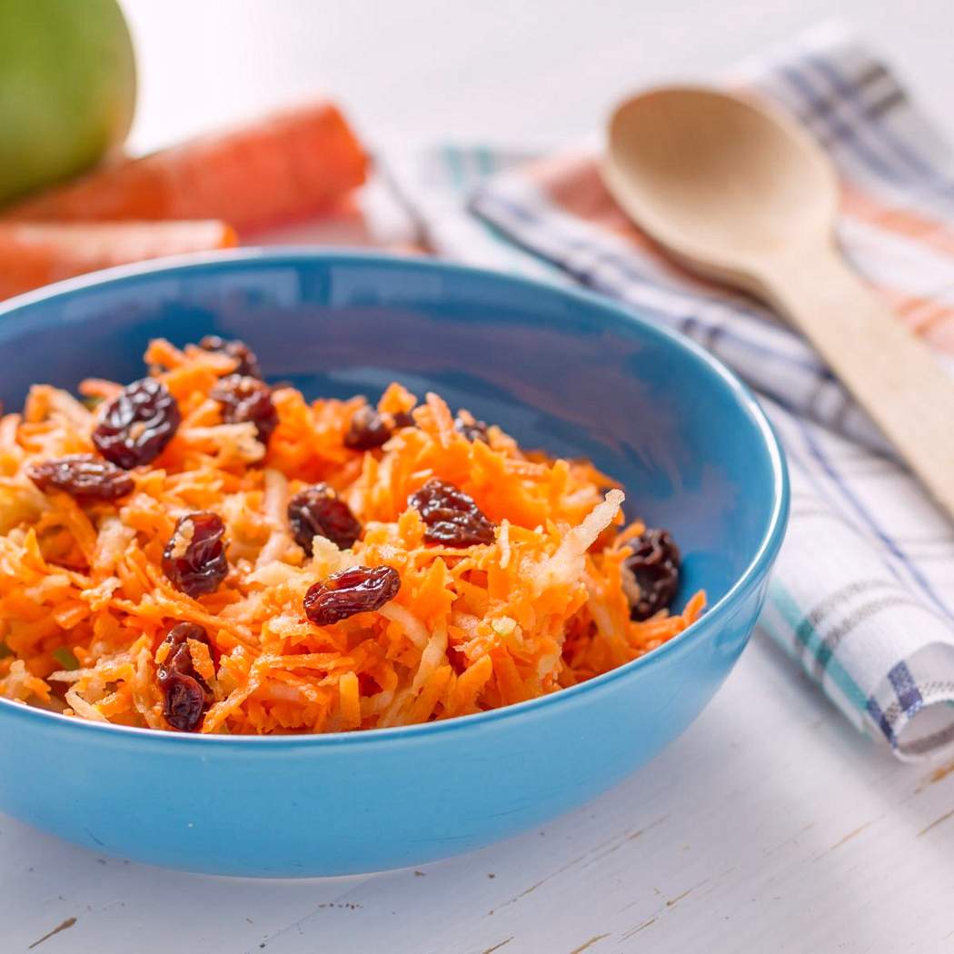 Insalata di carote con mele e uvetta