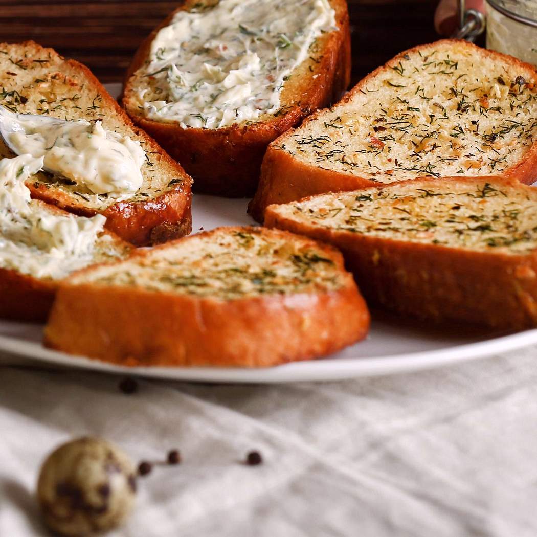 Crostino al formaggio con aglio