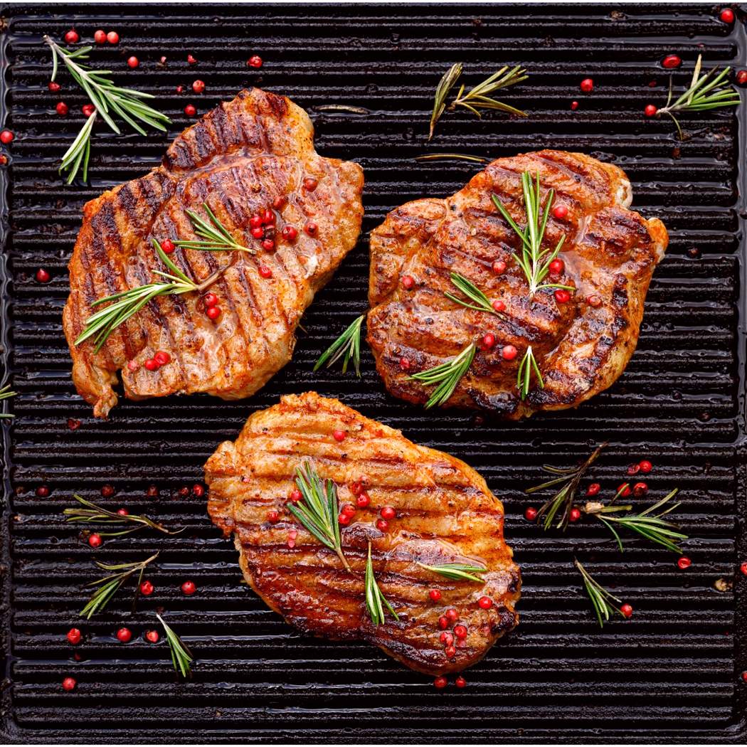Grillezett nyakú sertéshús a serpenyőben