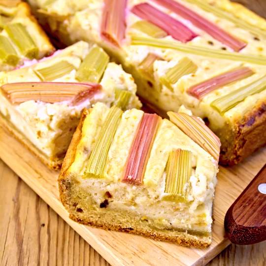Anteprima ricetta Dolce con rabarbaro e ricotta
