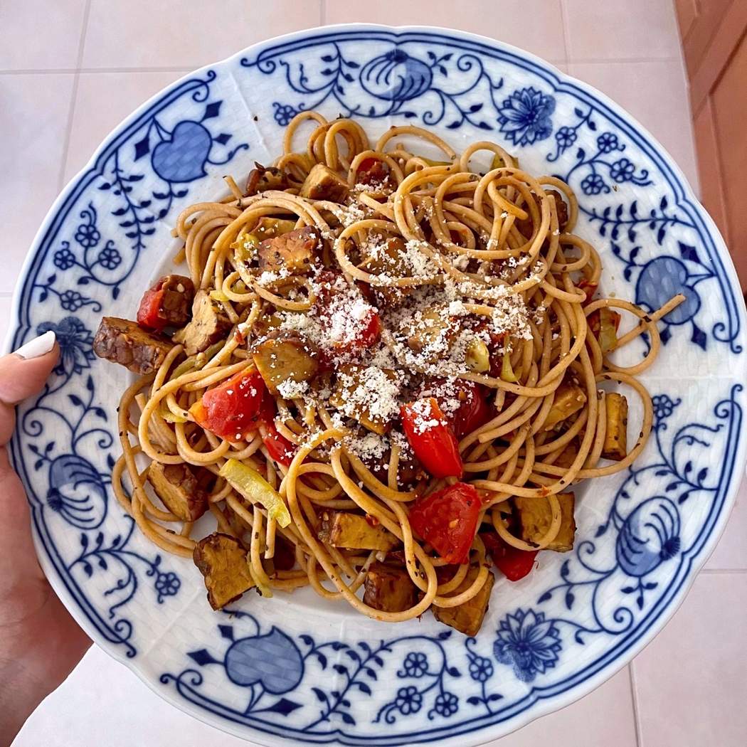 Spaghetti integrali con verdure alla griglia e tempeh