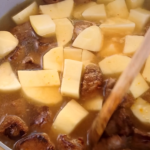 Spezzatino con patate ricetta - procedimento 1