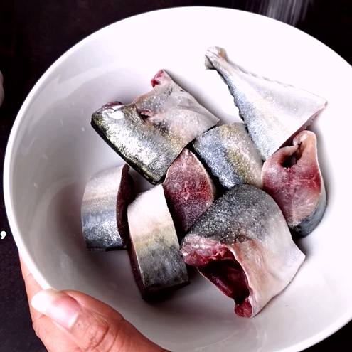 Sgombro al curry - procedimento 1