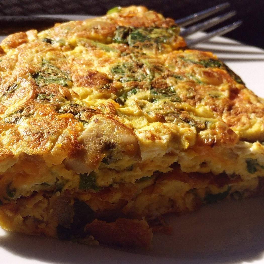 Łatwy omlet ze szparagami i serem
