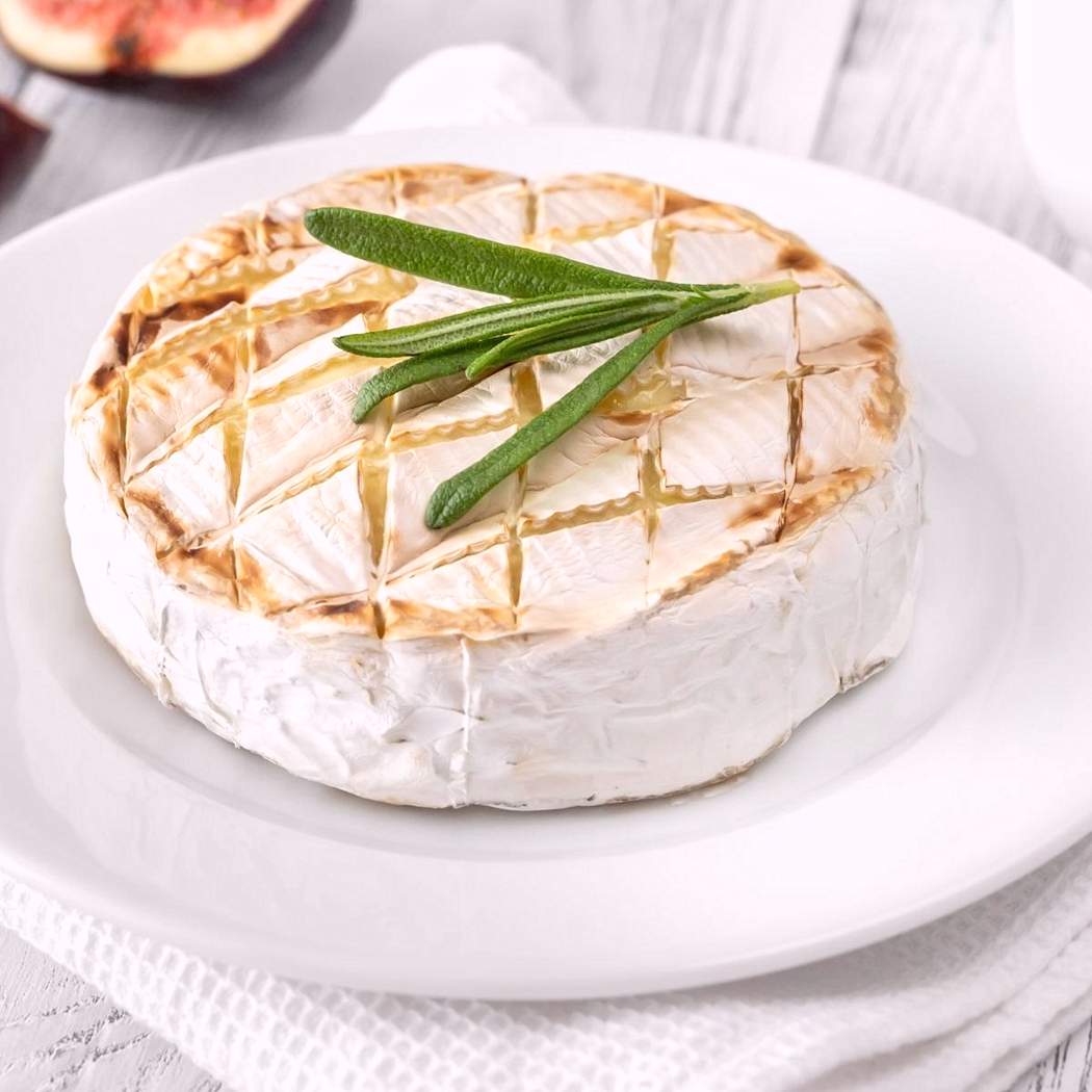 Grillezett camembert a serpenyőben