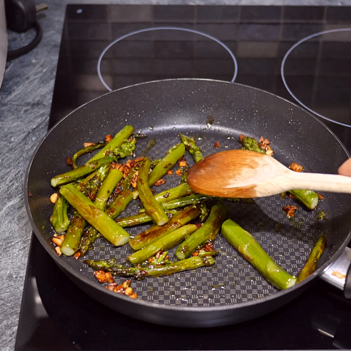 Asparagi saltati in padella - procedimento 1
