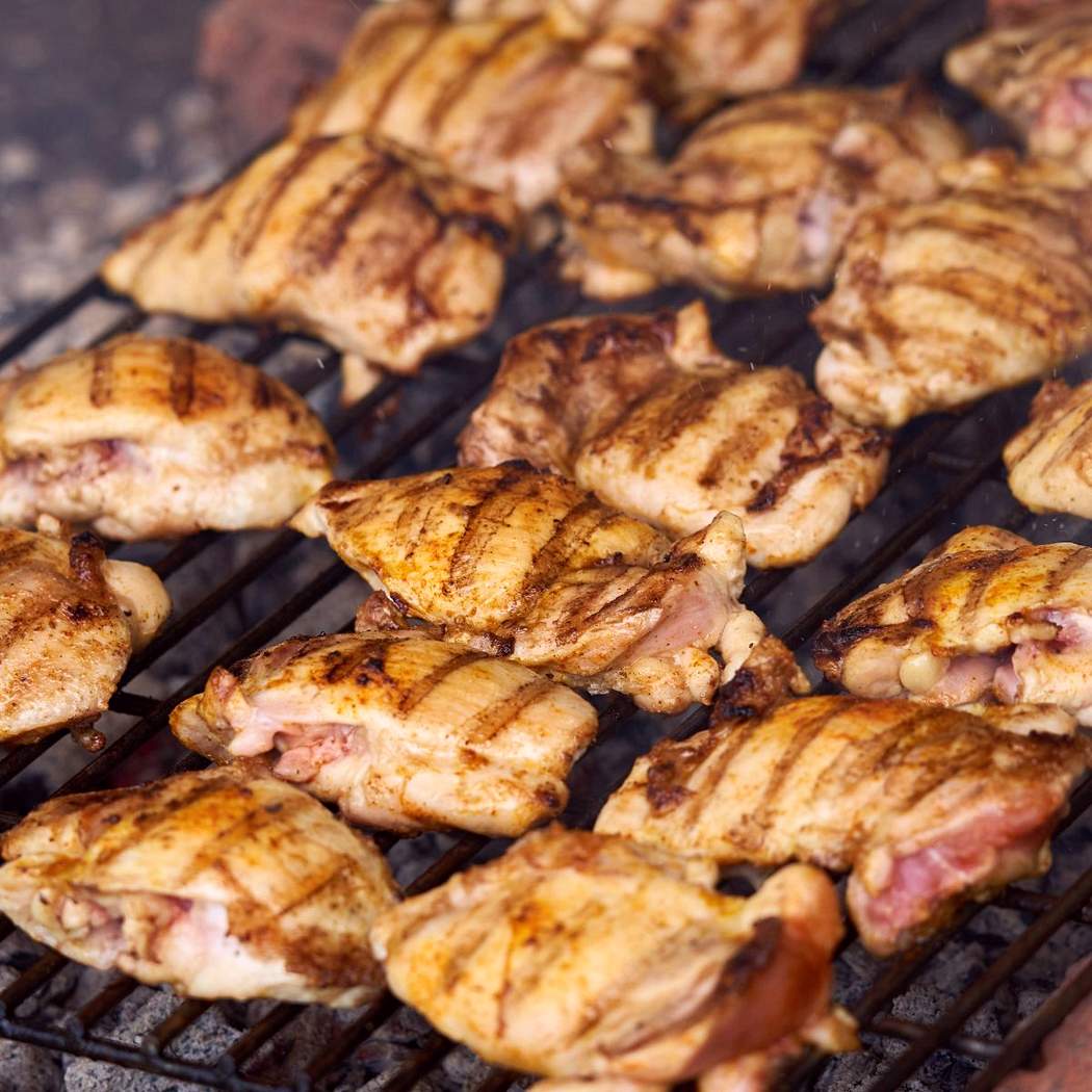 Csont nélküli csirkecombok a grillen