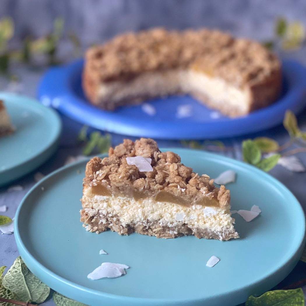 Torta con ripieno di cocco e pesche
