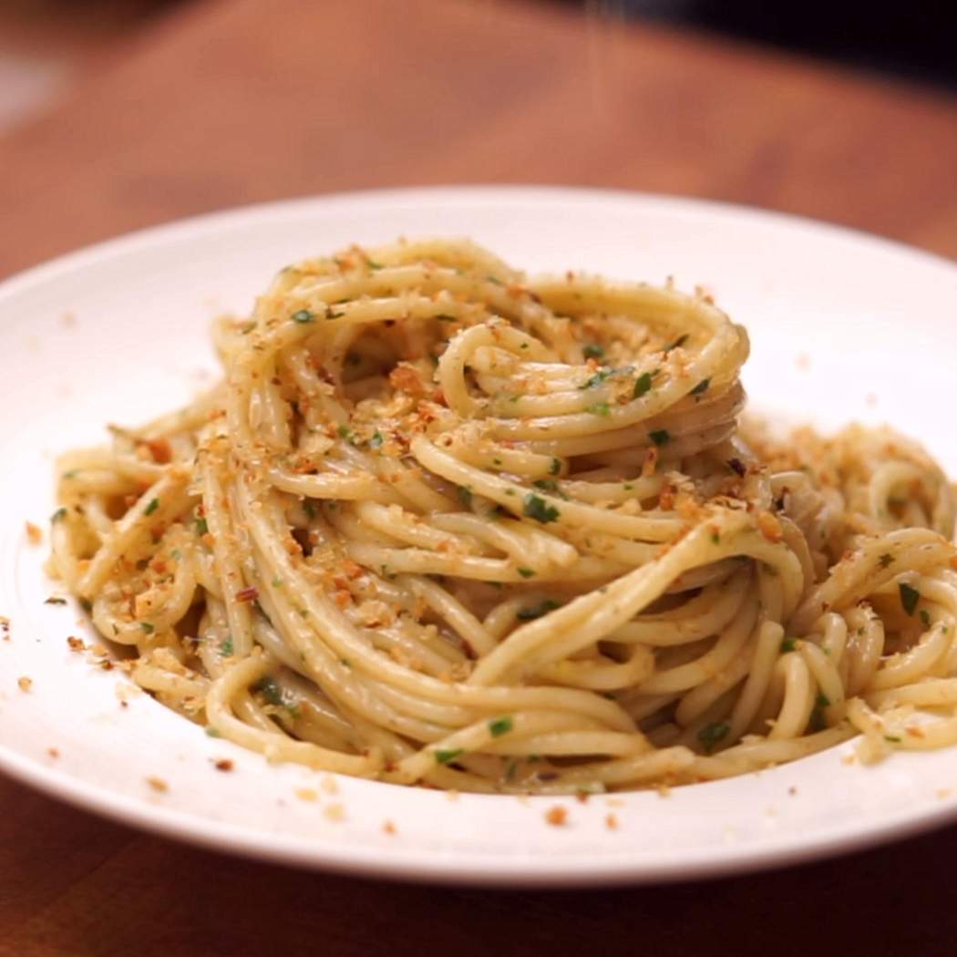 Pasta con le alici fresche e pangrattato