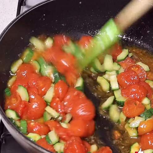 Pasta zucchine e gamberetti - procedimento 1