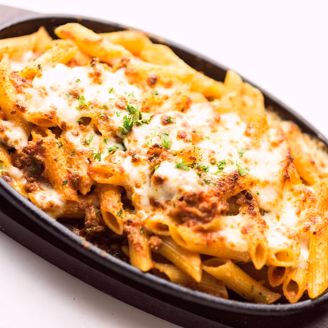 Gebakken pasta met gehakt en kaas