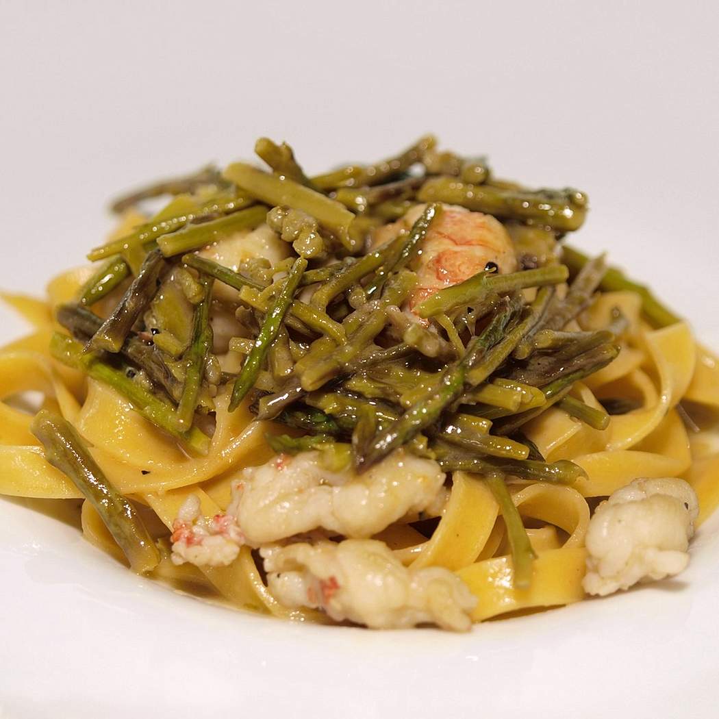 Pasta cremosa al limone con pollo e asparagi