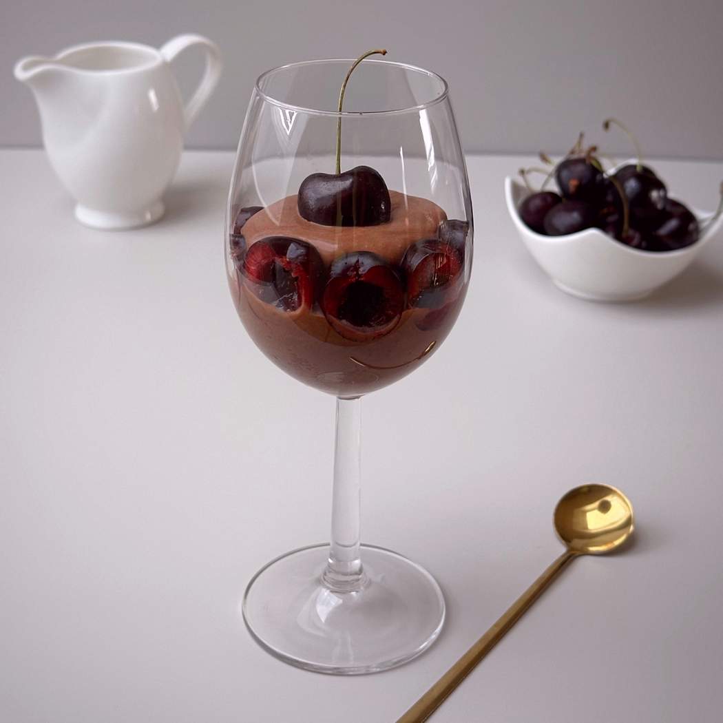 Čokoládový dezert s třešněmi