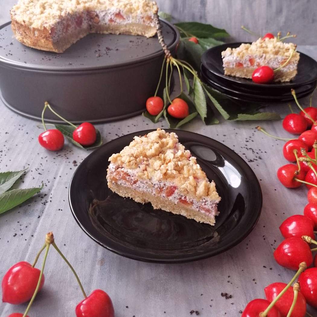 Torta con ciliegie e semi di papavero