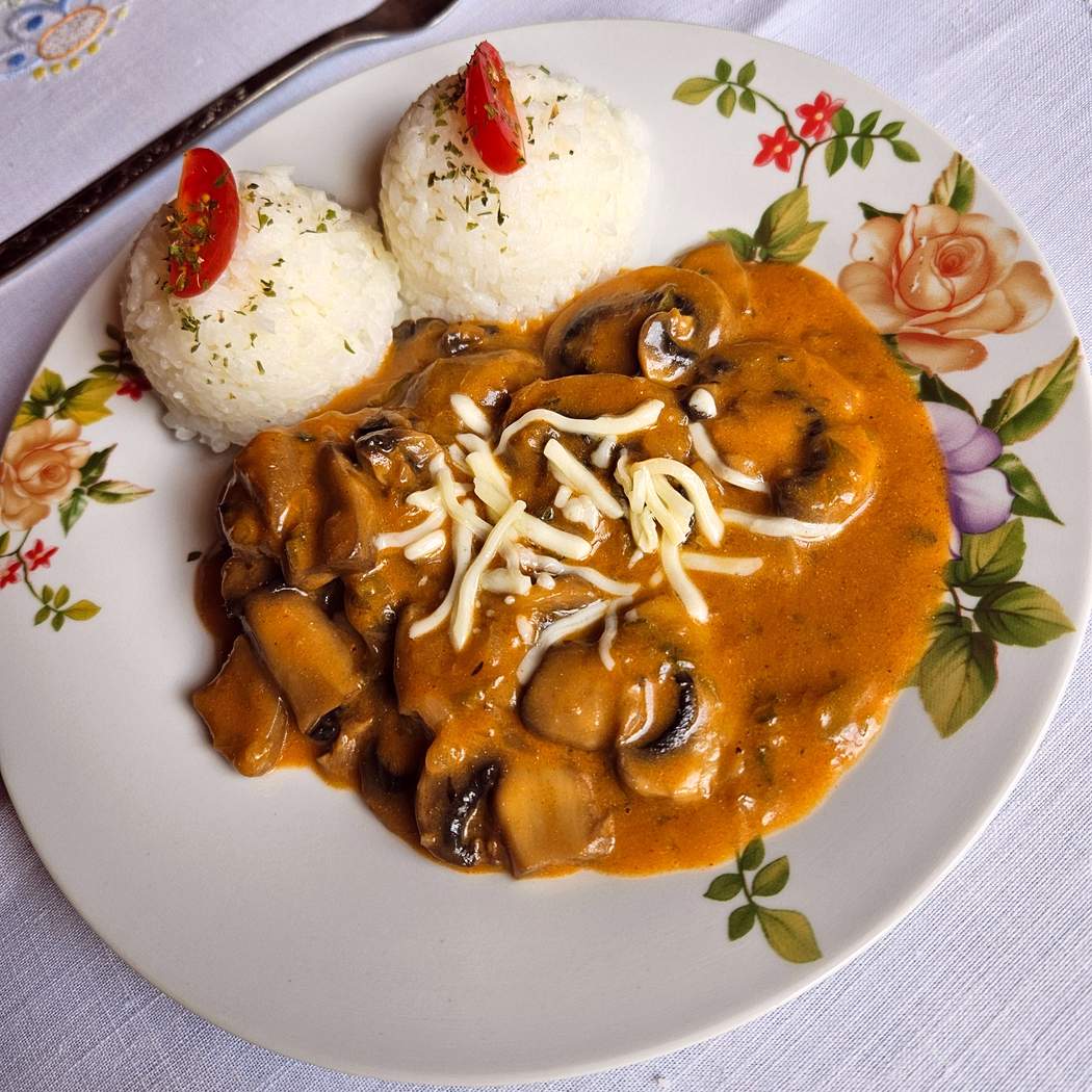 Gombás stroganoff rizzsel