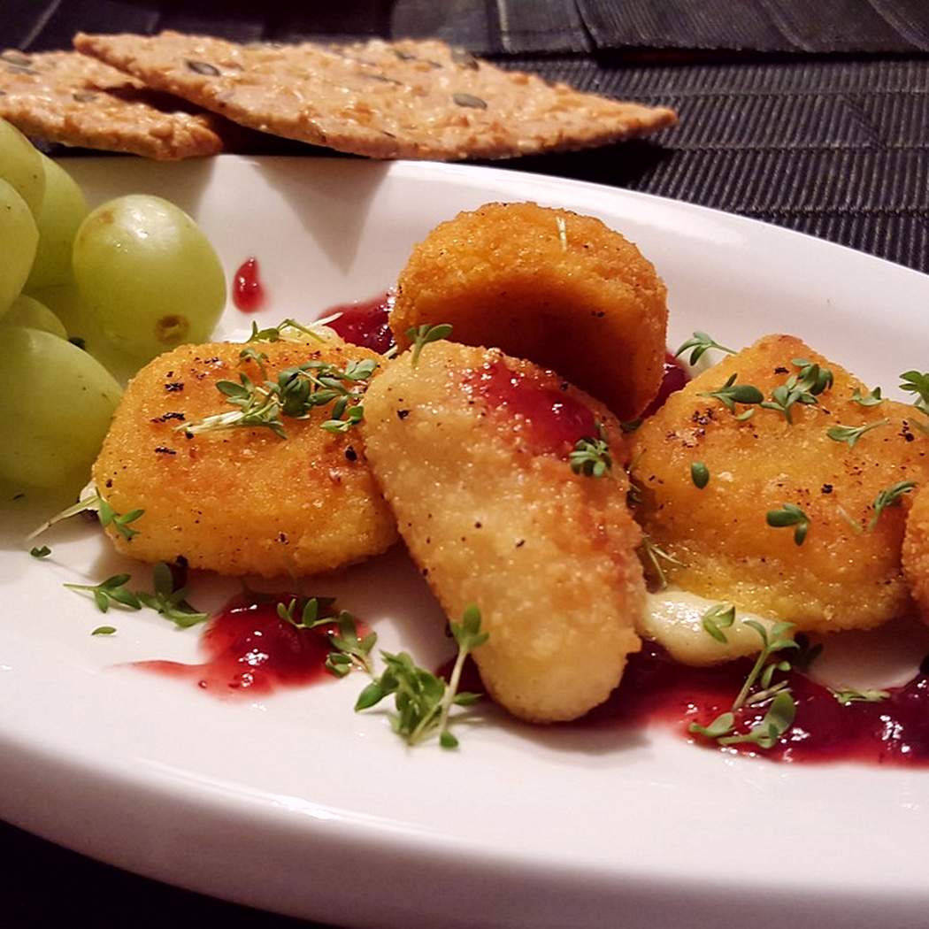 Sült camembert házi áfonyalekvárral