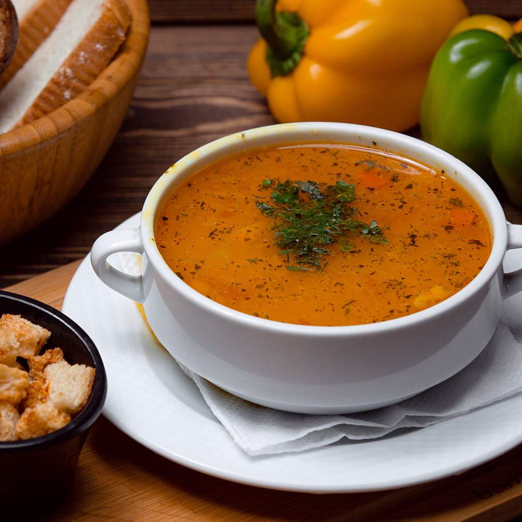 Chutná vegetariánská zeleninová polévka z hrnce