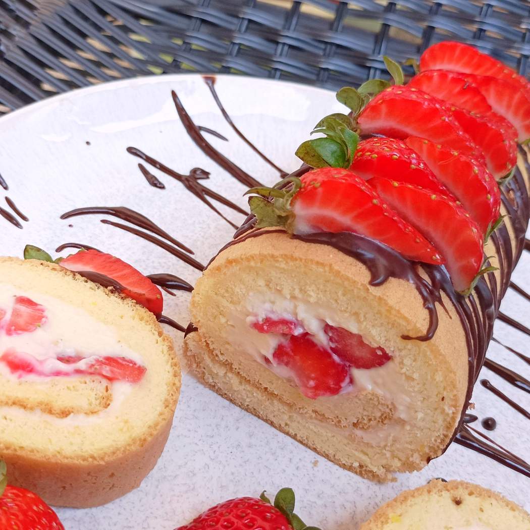 Rotolo alla fragola e panna