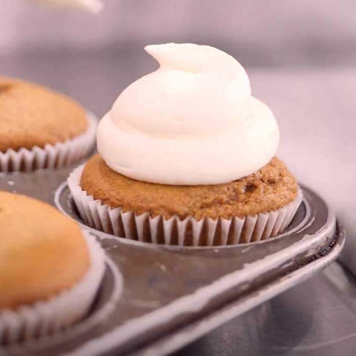 Semplici cupcake di Halloween con spezie di zucca