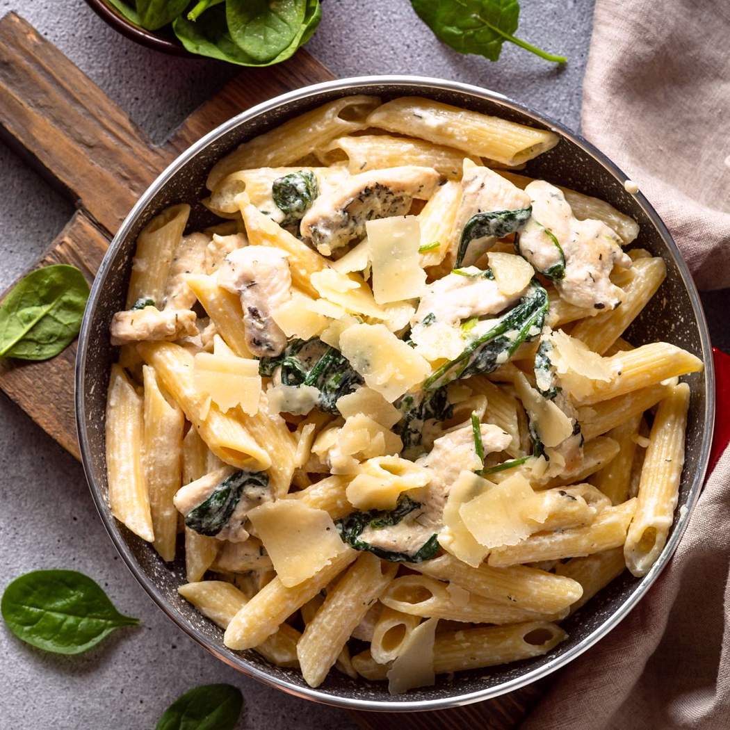 Pasta con pollo e spinaci