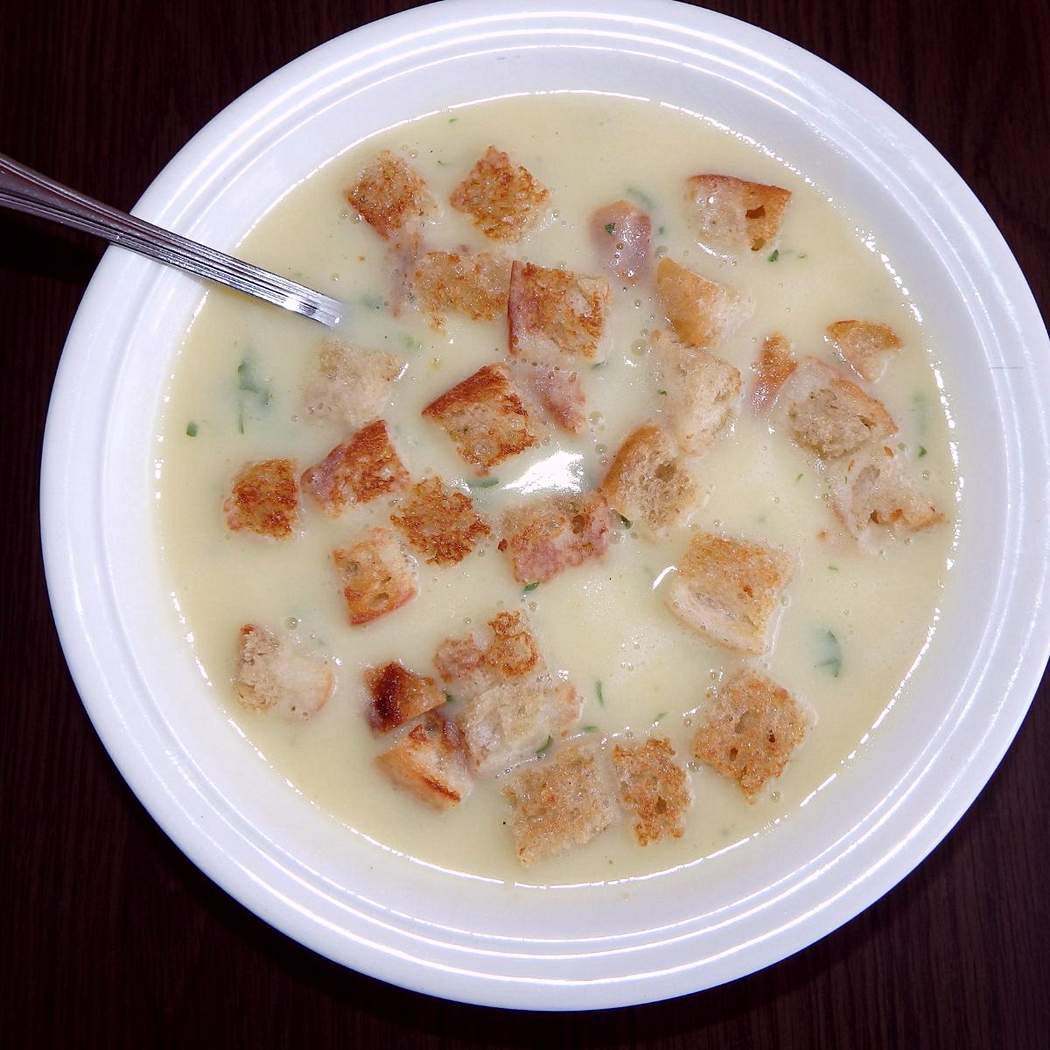 Zuppa d'aglio con pane tostato