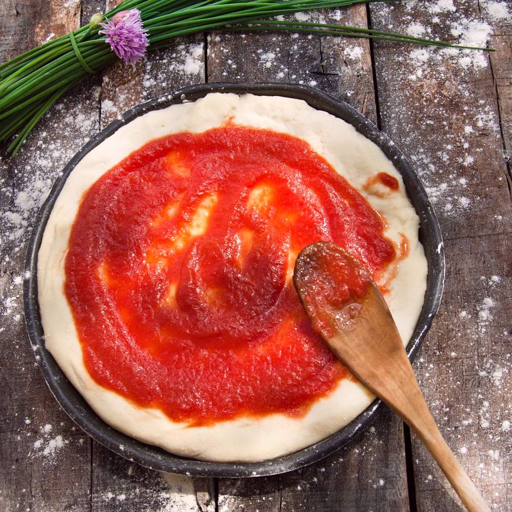 Base per pizza con pomodori rossi
