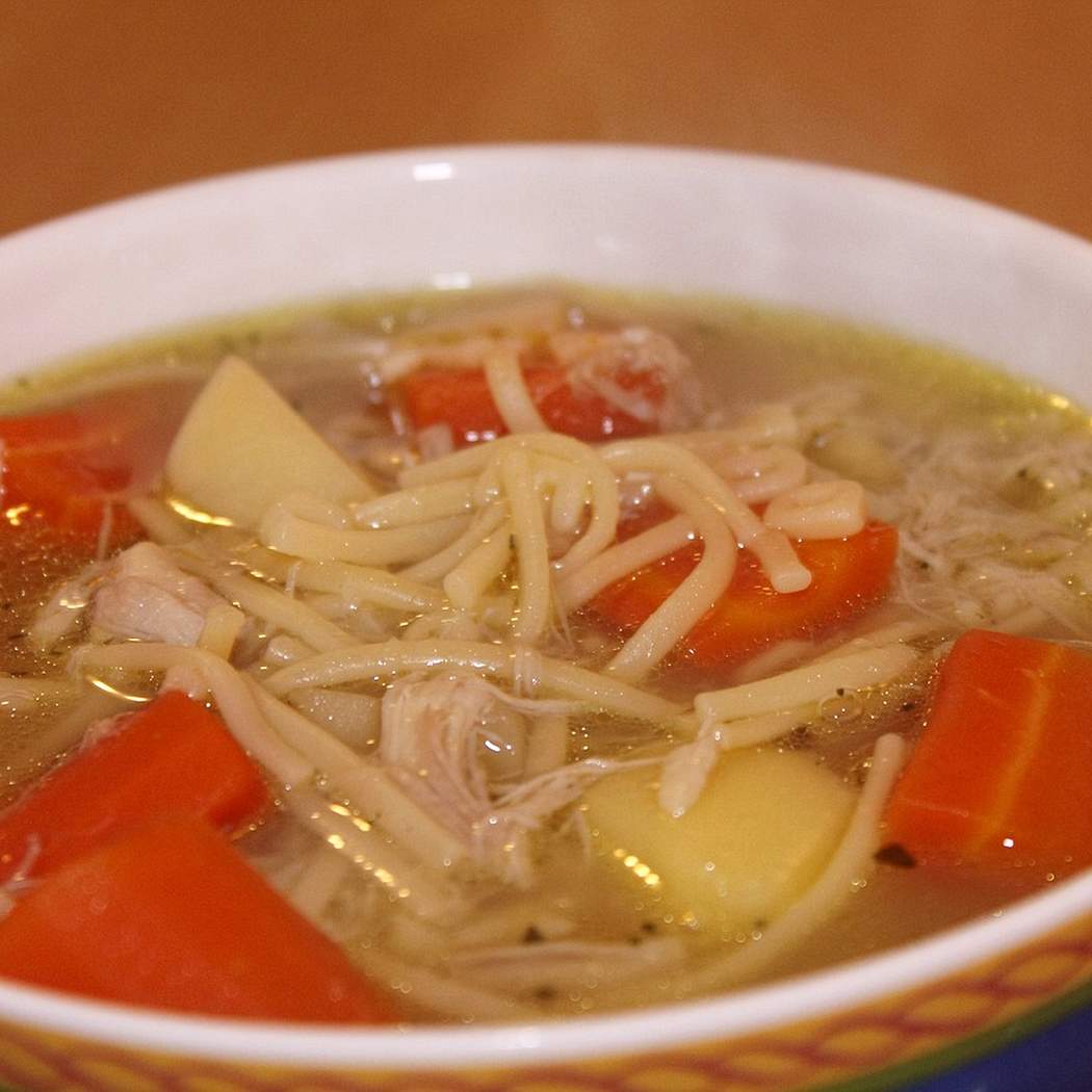 Zuppa di pollo e verdure fatta in casa