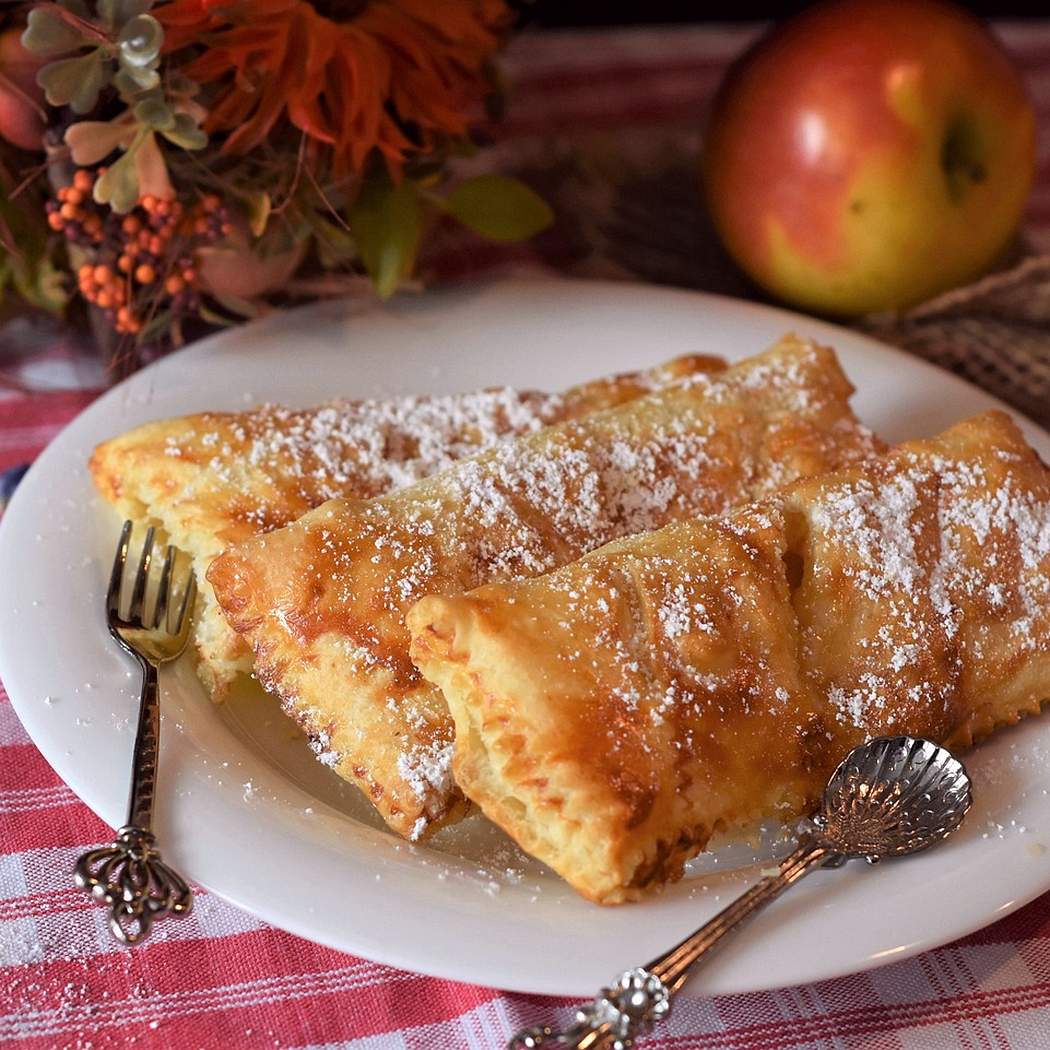 Tasche di mele fatte in casa con pasta sfoglia