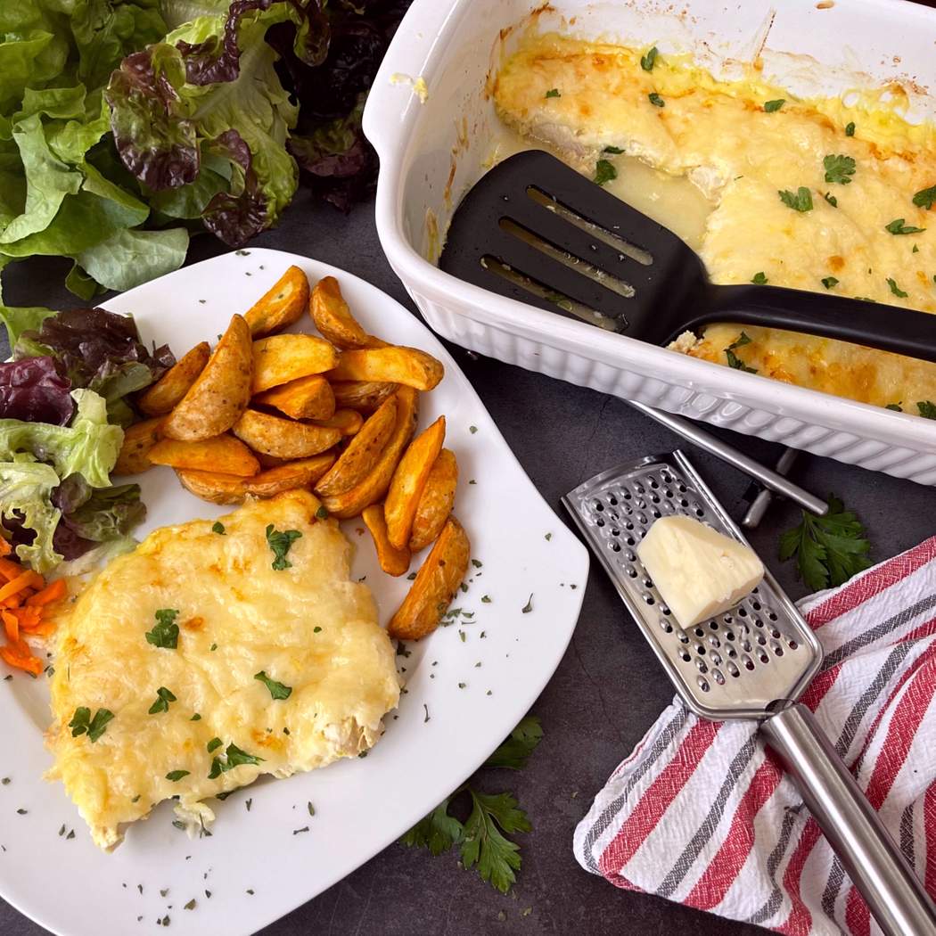 Carne di pollo al forno con panna acida e formaggio