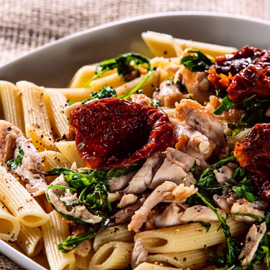 Pasta con pollo e pomodori secchi