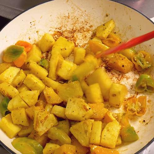 Easy homemade pinneapple salsa recipe - preparation step 1