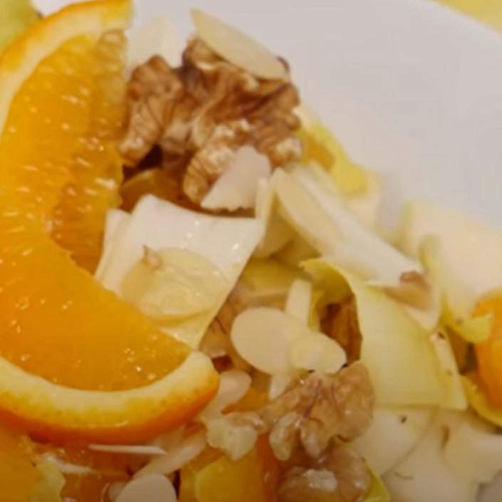Chicoree-Salat mit Sellerie, Walnüssen und Orangen