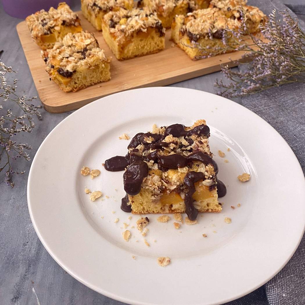 Torta di pesche con cioccolato e briciole