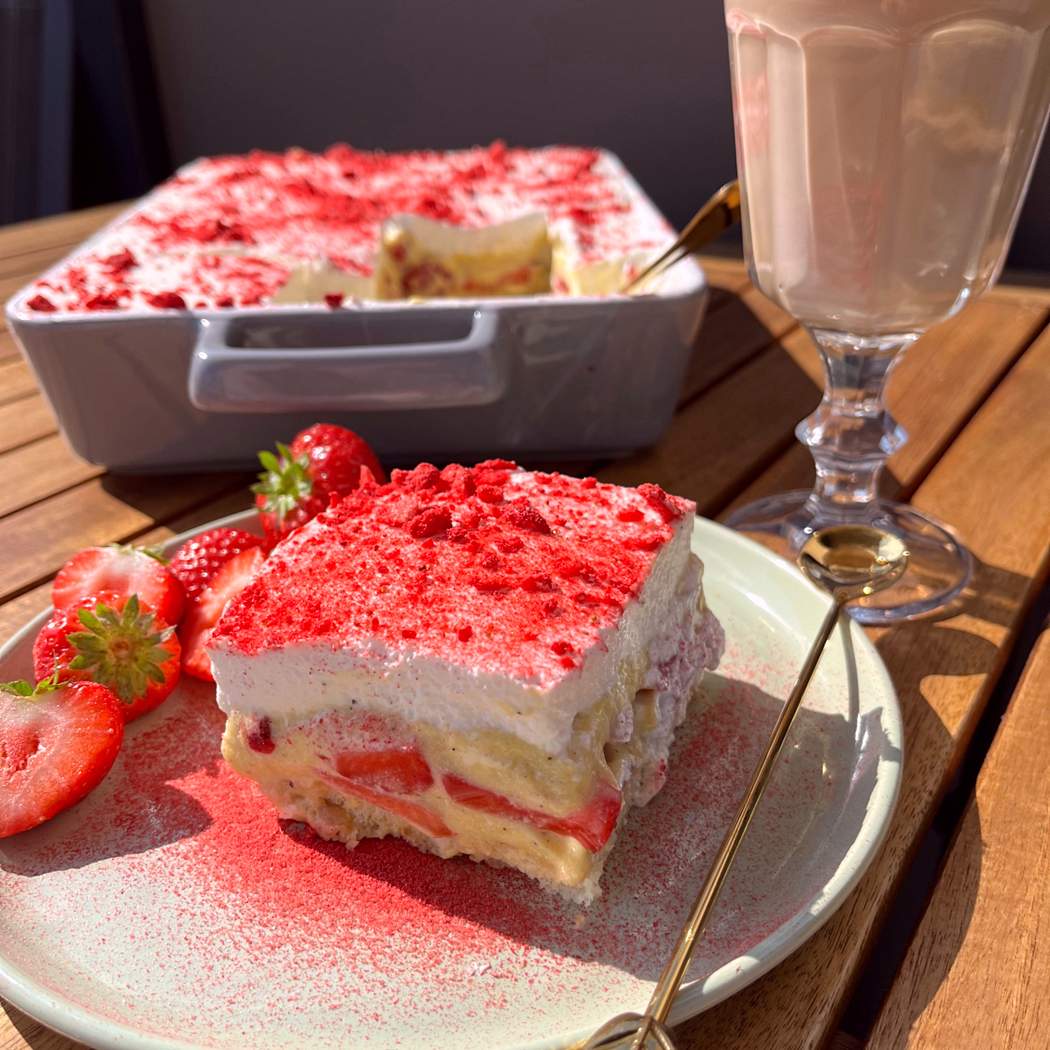 Torta di fragole non cotta come una nuvola